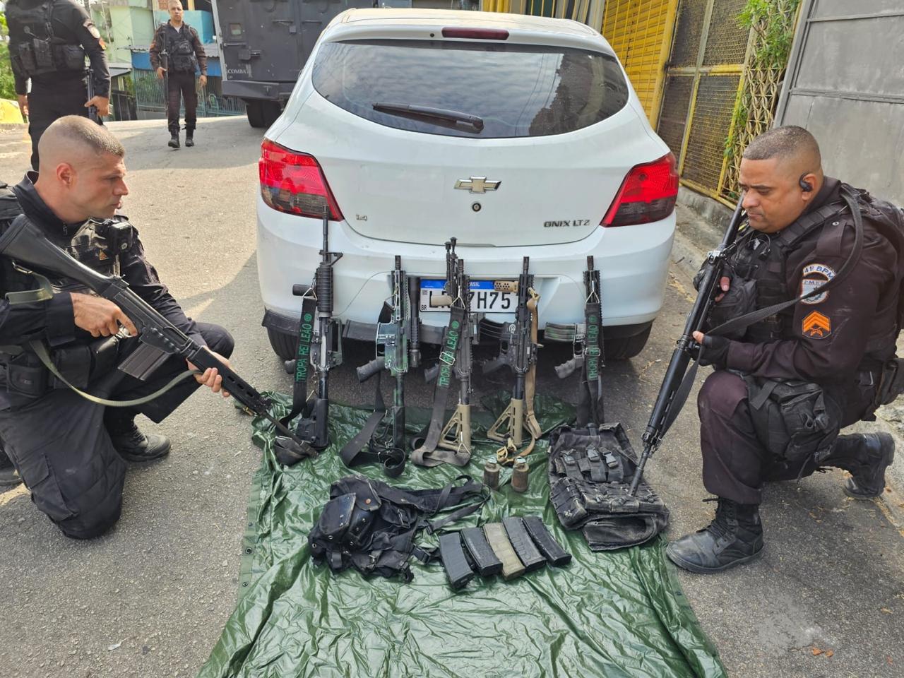 41º BPM apreende cinco fuzis, carregadores e granadas na Comunidade da Pedreira